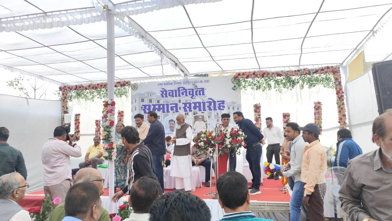नगर निगम जोन 2 जोन कमिश्नर डॉ. आर. के. डोंगरे सेवानिवृत्त होने पर सभापति सूर्यकान्त राठौड़ सहित अधिकारियों, कर्मचारियों द्वारा किये गये सम्मानित..