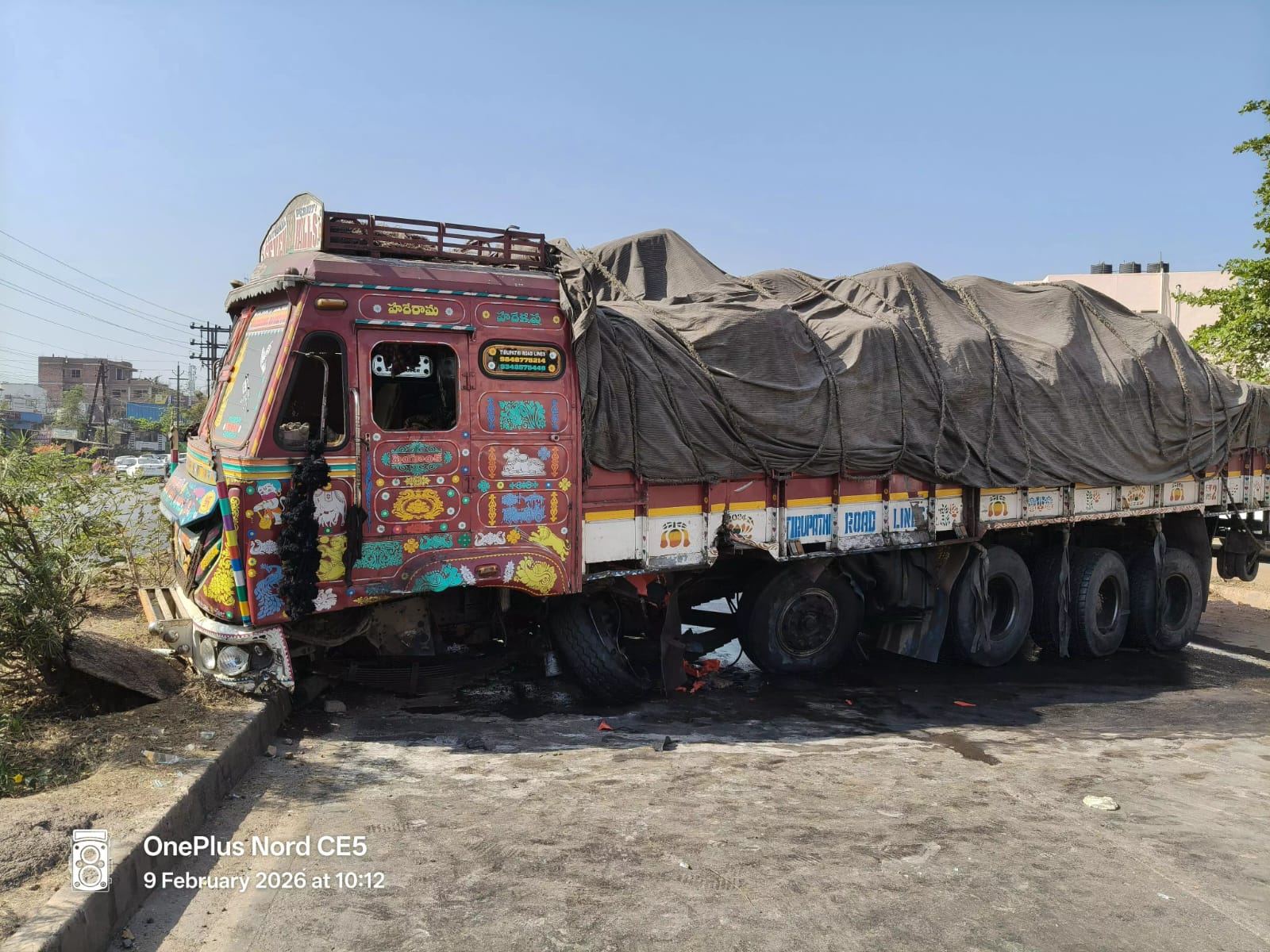 रायपुर PWD ब्रिज के पास एक्सीडेंट, बेकाबू ट्रक डिवाइडर से टकराया...