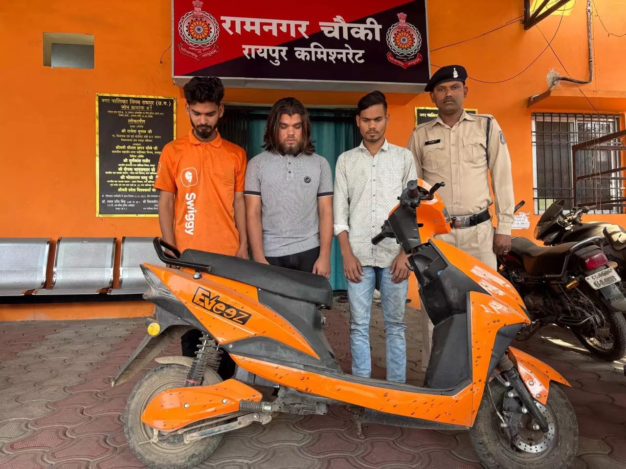 कार का शीशा तोड़ने वाले 3 आरोपी गिरफ्तार, रायपुर पुलिस की कार्रवाई...