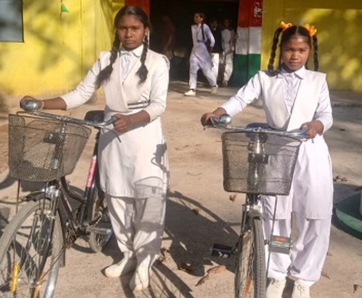 सरस्वती निःशुल्क सायकल योजना से छात्राओं को मिली नई उड़ान...