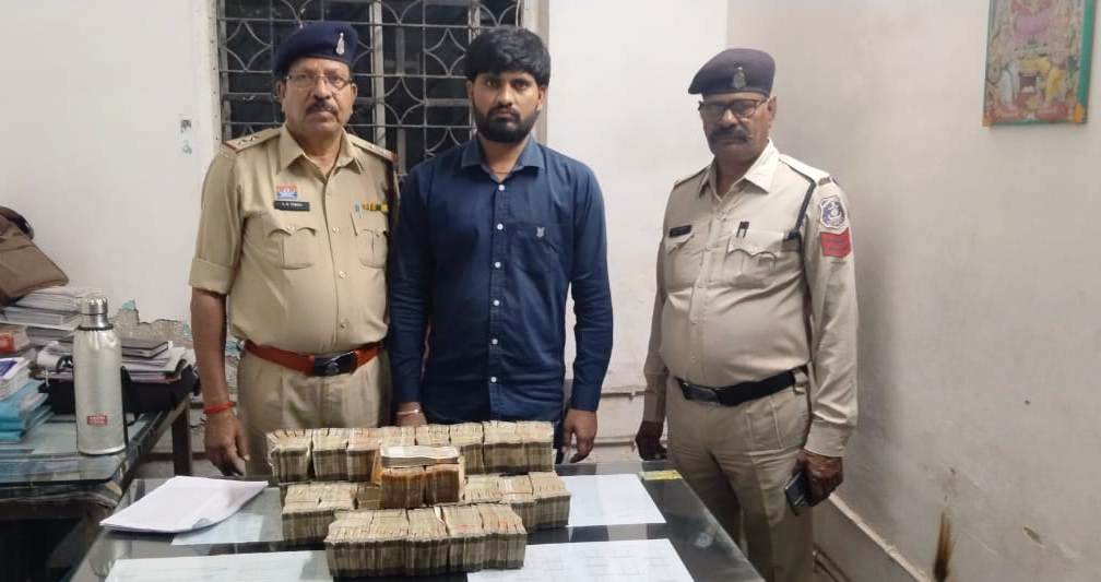 स्कूटर से बरामद हुए 75 लाख नकद...