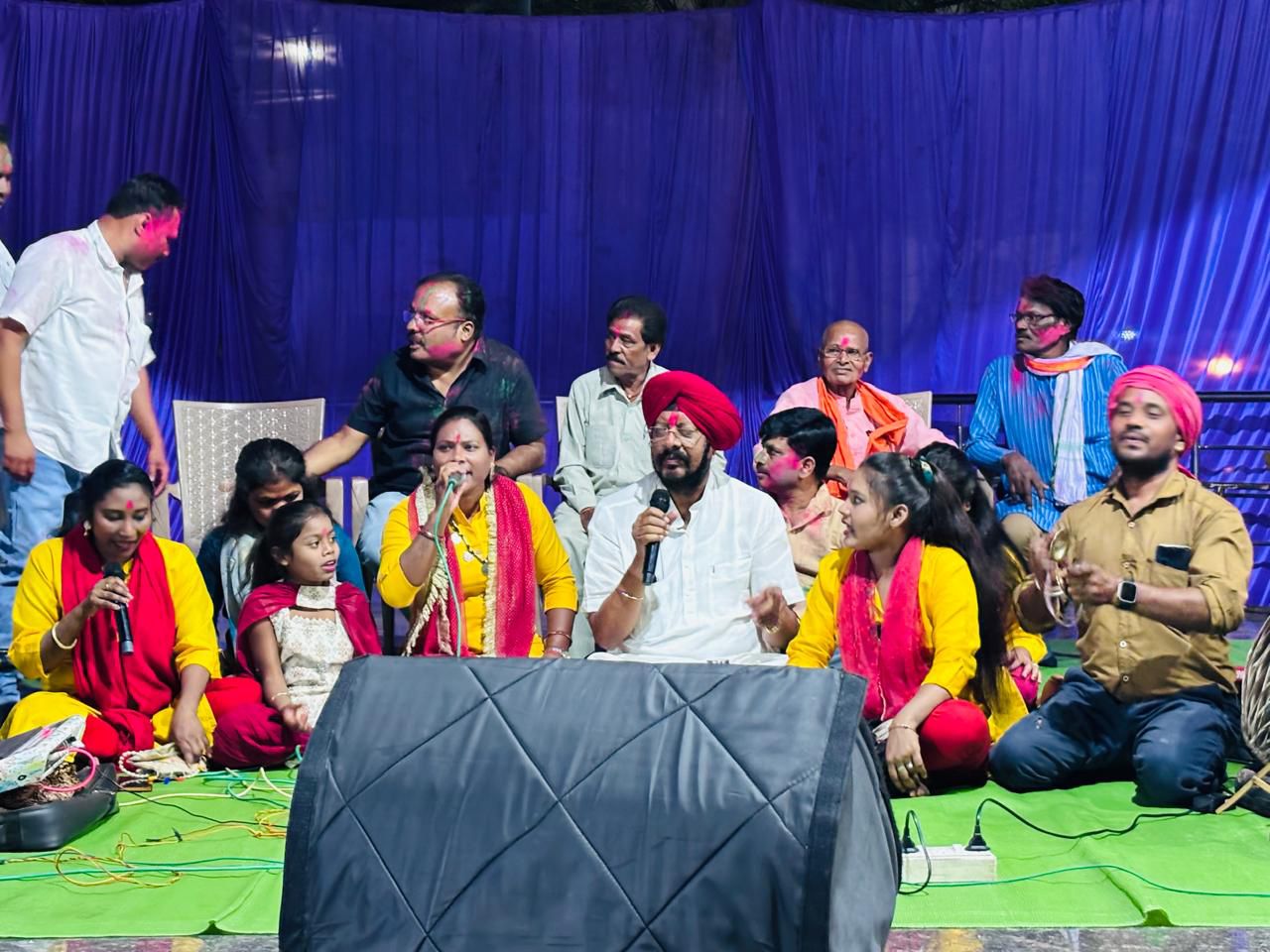 जुनेजा ने गाया फाग, नगाड़ा की थाप पर थिरके कार्यकर्ता...