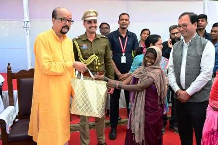  बैगा-बिरहोर आदिवासियों के गांव पहुंचे राज्यपाल, योजनाओं का जाना हाल...