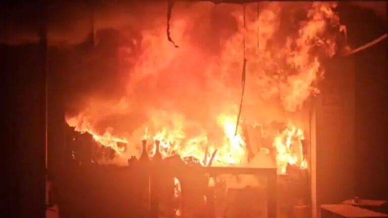 बलौदा बाजार तहसील कार्यालय में भीषण आग, मौके पर पहुंचीं दमकल की कई गाड़ियां; सामान जलकर खाक...