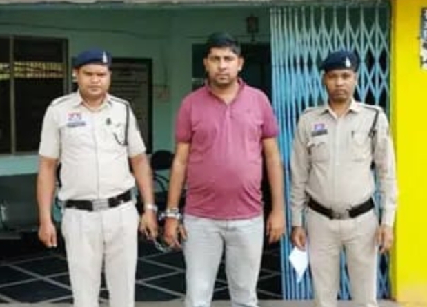  नशे में धुत्त कथित भाजपा नेता की गुंडागर्दी : ट्रैफिक पुलिस से अभद्रता और गाली-गलौज के बाद गिरफ्तार