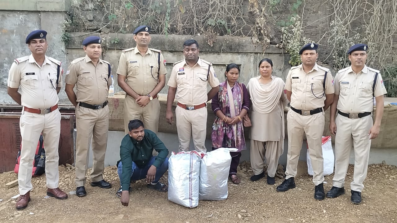 गर्लफ्रेंड-बॉयफ्रेंड निकले गांजा तस्कर, पति-पत्नी बनकर 13 किलो गांजा के साथ जा रहे थे प्रयागराज, पुलिस ने पकड़ा...