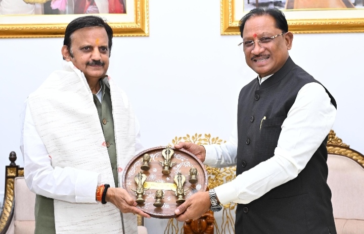 मुख्यमंत्री से मध्यप्रदेश के उपमुख्यमंत्री राजेंद्र शुक्ल ने की सौजन्य मुलाकात...