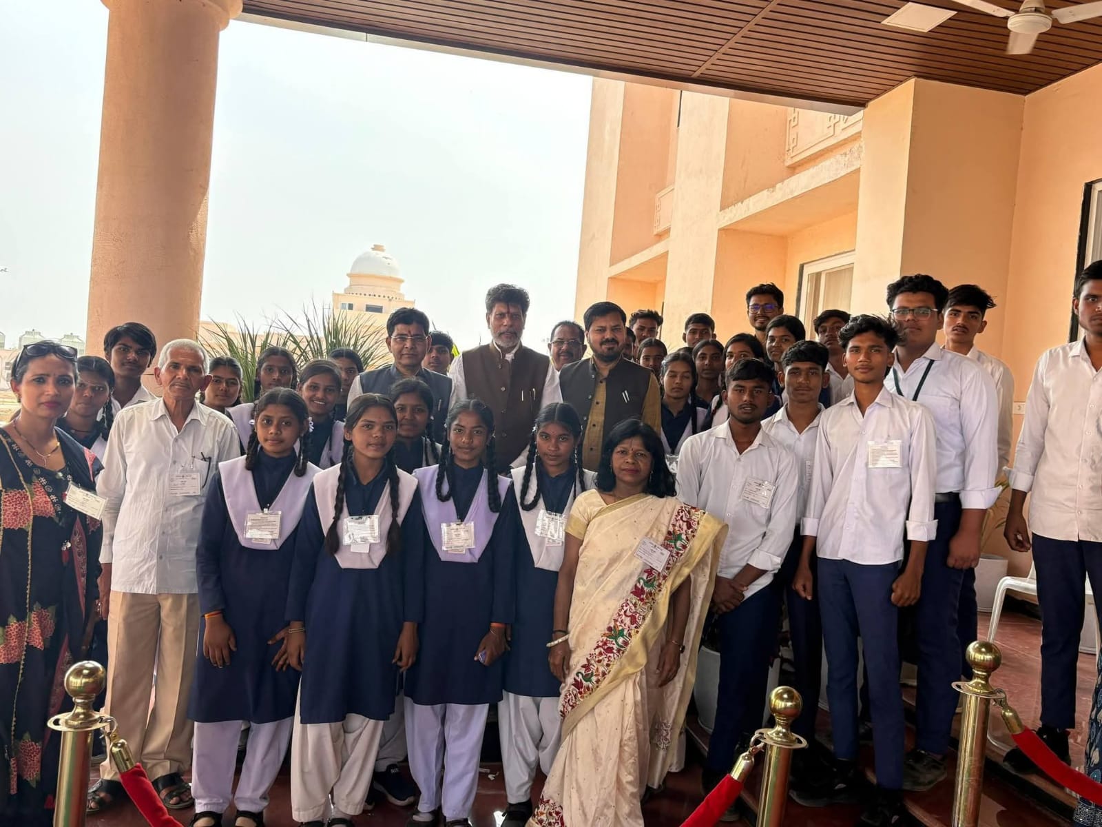 खरोरा के कनकी हायर सेकेंडरी स्कूल के छात्र-छात्राओं ने देखी विधानसभा की कार्यवाही