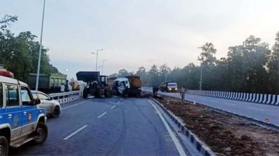 मवेशी को टक्कर मार कर ट्रक से भिड़ी कार, 3 की मौत, ट्रकों की भिड़ंत में 2 की जान गई