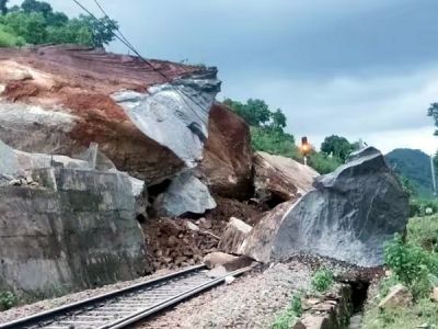 रेलवे ट्रैक पर गिरी चट्टान: तेज बारिश के चलते पैसेंजर और एक्सप्रेस ट्रेनें रद्द  
