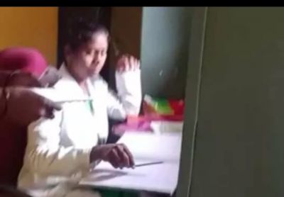 रिश्वत बिना जन्म प्रमाण पत्र बनवाना हुआ मुश्किल, महिला कर्मचारी का वीडियो वायरल