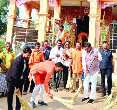 खाद्य मंत्री बघेल ने मोहतारा गांव के राम मंदिर परिसर की साफ सफाई की