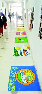 मतदान जागरूकता के लिए छात्रों ने बनाई रंगोली और पोस्टर 