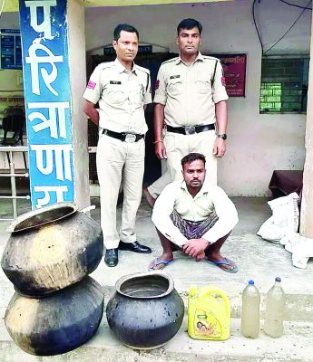 पुलिस ने महुआ शराब बना रहे युवक को पकड़ा, मुखबिर की सूचना पर मारी रेड 