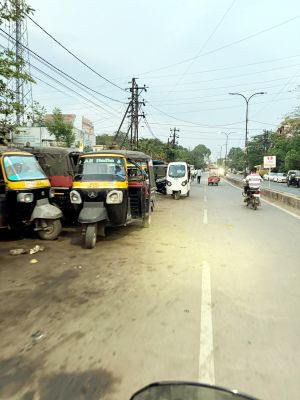 पुराना बीजेपी कार्यालय से मेकाहारा की तरफ जाने वाली मेन रोड मे अवैध ऑटो पार्किंग