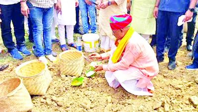 मुख्यमंत्री विष्णुदेव साय ने ईष्ट देवता की पूजा कर खेत में की धान की बुआई