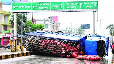 न्यायधानी में एक बड़ा हादसा होते-होते टल गया,सिलेंडरों से भरा एक ट्रक अनियंत्रित होकर पलटा