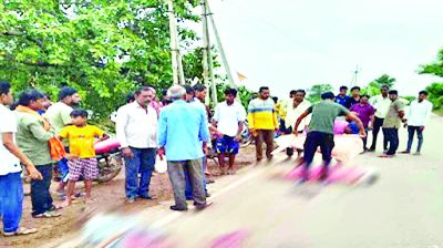 रफ्तार ट्रक ने बाइक को पीछे से मारी ठोकर हादसे में मां-बेटी की मौत ,पिता घायल