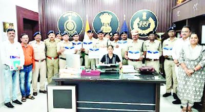 15 पुलिस अधिकारी और कर्मचारियों को कॉप आफ द मंथ चुना गया,सभी को प्रशस्ति पत्र देकर सम्मानित किया गया