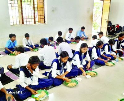 संपूर्णता अभियान के तहत विद्यार्थियों ने किया न्यौता भोज 