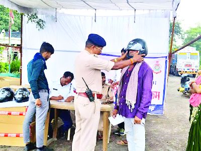 बिना हेलमेट दुपहिया वाहन चालकों पर 500/- रुपये की चालानी कार्यवाही कर बांटे नि:शुल्क हेलमेट ....