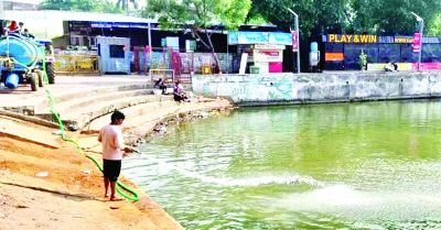 तेलीबांधा तालाब में मछलियों की सुरक्षा के लिए किया नैनो स्केल फाईको न्यूट्रींट्स का छिड़काव