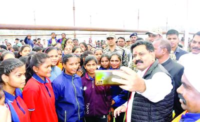 गृहमंत्री विजय शर्मा ने खिलाड़ियों के साथ ली तस्वीर 