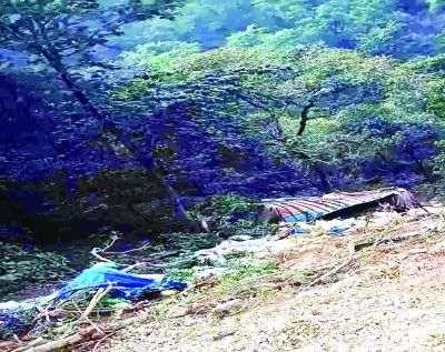 बेकाबू होकर 50 फीट गहरे खाई में जा गिरा ट्रक, 3 लोग गंभीर