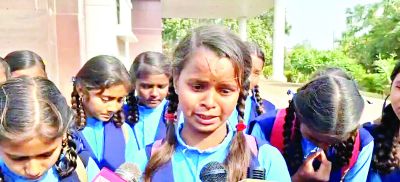 बेमेतरा में टीचर के रील बनाने के कारनामे से हड़कंप, बच्चों ने किया विरोध तो दी टीसी काटने की धमकी…
