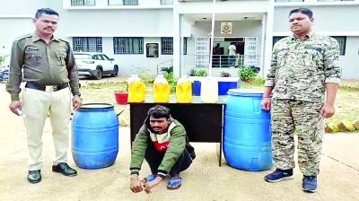 गरियाबंद पुलिस की रेड, महुआ शराब की जब्ती 