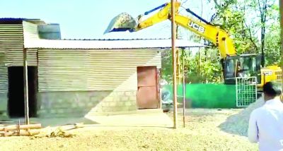 पत्रकार मुकेश चंद्राकर की हत्या के आरोपी ठेकेदार की अवैध संपत्ति पर गरजा बुलडोजर, देखें वीडियो. 