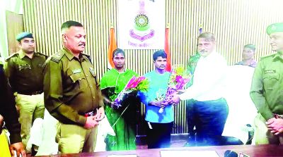 हिड़मा को नक्सल दंपति ने दिया झटका, एसपी के सामने सरेंडर 