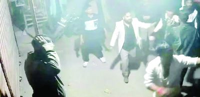 बदमाशों का आतंक CCTV में कैद, ईंट-डंडे से किया हमला 
