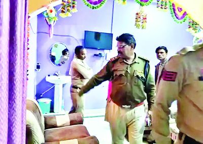 महाकुंभ गया था कारोबारी का परिवार, चोरों ने की सेंधमारी 