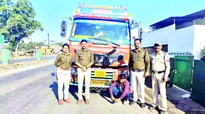 टमाटर गाड़ी से करोड़ों की शराब जब्त, कवर्धा और रायपुर में होनी थी सप्लाई 