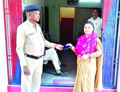 गुम मोबाईल के मिलने से मोबाईल धारकों की चेहरे में आई खुशी, पुलिस का धन्यवाद किया 