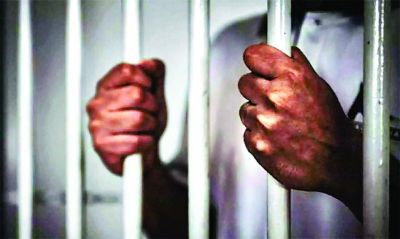 पुलिसवालों को धमकाया, दो अरेस्ट 