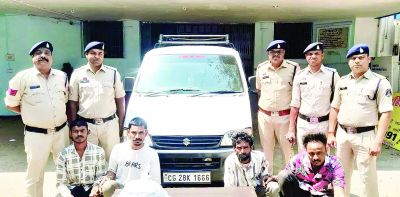 खेल मैदान में खड़ी कार से नशीली दवाई जब्त, चार सप्लायर गिरफ्तार