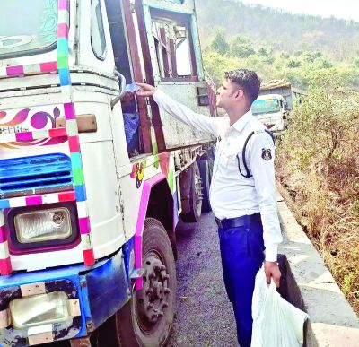 ट्रैफिक जवानों ने दिखाई मानवता, भीषण गर्मी में वाहन चालकों को बांटा पानी 