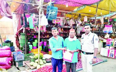 सब्जी विक्रेता की ईमानदारी, रिटायर्ड रेलवेकर्मी को वापस मिले 50 हजार 