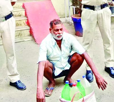 घर के पीछे बाड़ी में छुपाया था महुआ शराब, ग्रामीण गिरफ्तार 