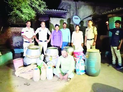 अवैध शराब पर पुलिस की दबिश, 65 लीटर महुआ जब्त 
