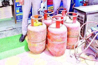 इलेक्ट्रानिक दुकान की आड़ में अवैध गैस रिफलिंग, मामलें में बड़ा खुलासा 