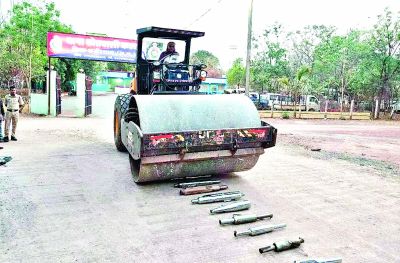 बुलेट के साइलेंसरों पर पुलिस ने चलाया बुलडोजर