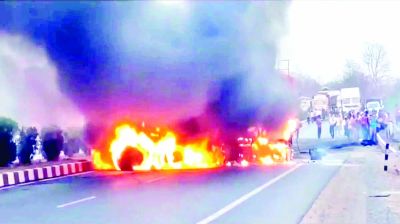 ट्रेलर में लगी भीषण आग