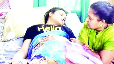 धरने पर बैठी बर्खास्त बीएड शिक्षिका, बिच्छू ने मारा डंक