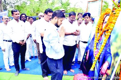 डॉ. भीमराव अंबेडकर की जयंती पर कलेक्टर ने उन्हें किया नमन 