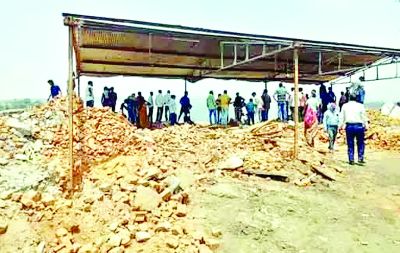 कॉलेज के भवन को तोड़ने पर हंगामा, ग्रामीणों ने SECL को दी चेतावनी 