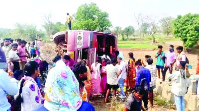 नारायणपुर में यात्री बस पलटने से कई लोग घायल 