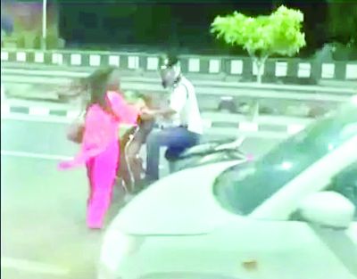 सड़क पर महिला का हाई वोल्टेज ड्रामा देखिए, हद तो तब हुई, जब... 